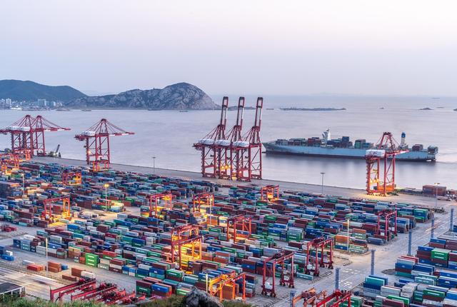 什么是集装箱码头？？集装箱码头的界说、功效和组成