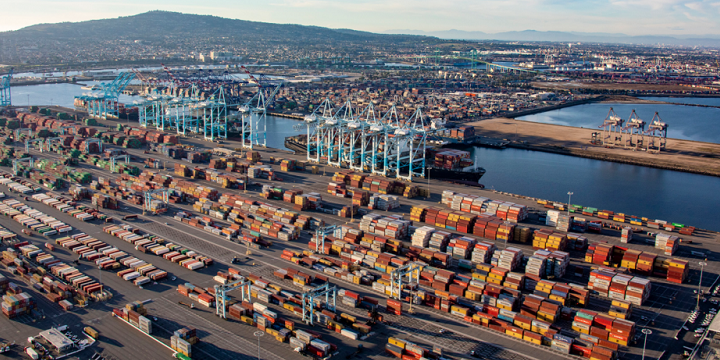 关税恐慌，，，，，美国口岸遭遇史上最忙碌旺季