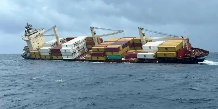 集装箱船遇险淹没，，，数百个集装箱坠海