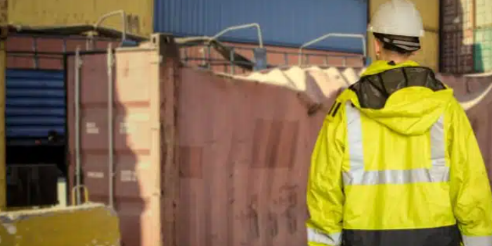 有什么原因导致海运集装箱运输途中损坏？？？